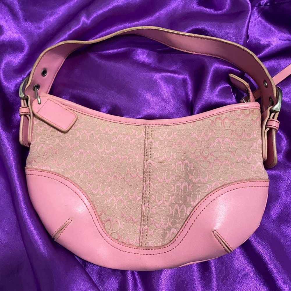 Pink COACH cute bag!! Gently used - in GREAT condition! :) beautiful purse!